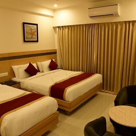 Hotel U.T.Elite Бангалор Экстерьер фото